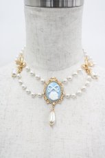 画像1: Chalmiere / カメオ風パールチョーカー  白Ｘサックス I-26-04-27-125-0-AC-SA-ZI (1)