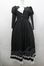 画像1: 十二月暖暖 / カメオブローチジャボ長袖ワンピース L 黒Ｘ白 I-26-04-29-060-LO-OP-SA-ZI (1)