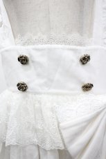 画像3: 十二月暖暖 / リボンブローチ付きエプロン  白 I-26-04-29-100-LO-OP-SA-ZI (3)