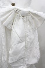 画像4: 十二月暖暖 / リボンブローチ付きエプロン  白 I-26-04-29-100-LO-OP-SA-ZI (4)