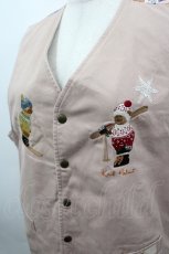 画像2: Karl Helmut / くまさんスキー刺繍ベスト  ピンク I-26-05-02-060-EL-TO-SA-ZI (2)