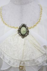 画像3: axes femme / ブローチ付ラッフル襟プルオーバー  キナリ I-26-05-04-008-AX-TO-SA-ZI (3)