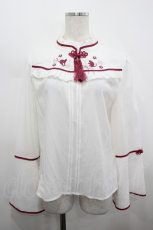 画像1: Amavel / ネコ刺繍入チャイナブラウス  白Ｘ赤 I-26-05-06-001-CA-BL-SA-ZI (1)
