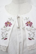 画像3: axes femme / 刺繍入ケープブラウス F オフ I-26-05-12-006-AX-BL-TE-ZI (3)
