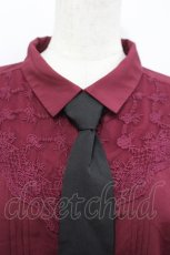 画像3: axes femme / 刺繍ネクタイセットブラウス F ワイン I-26-05-12-002-AX-BL-TE-ZI (3)