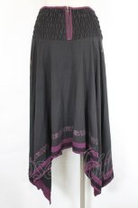 画像2: Ozz oneste / 花刺繍プリントイレヘム2Wayスカート  黒×紫 I-26-05-14-106-OO-SK-TE-ZI (2)