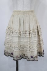 画像1: axes femme / フラワー刺繍フリルスカート  ベージュ I-26-05-16-123-AX-SK-SA-ZI (1)