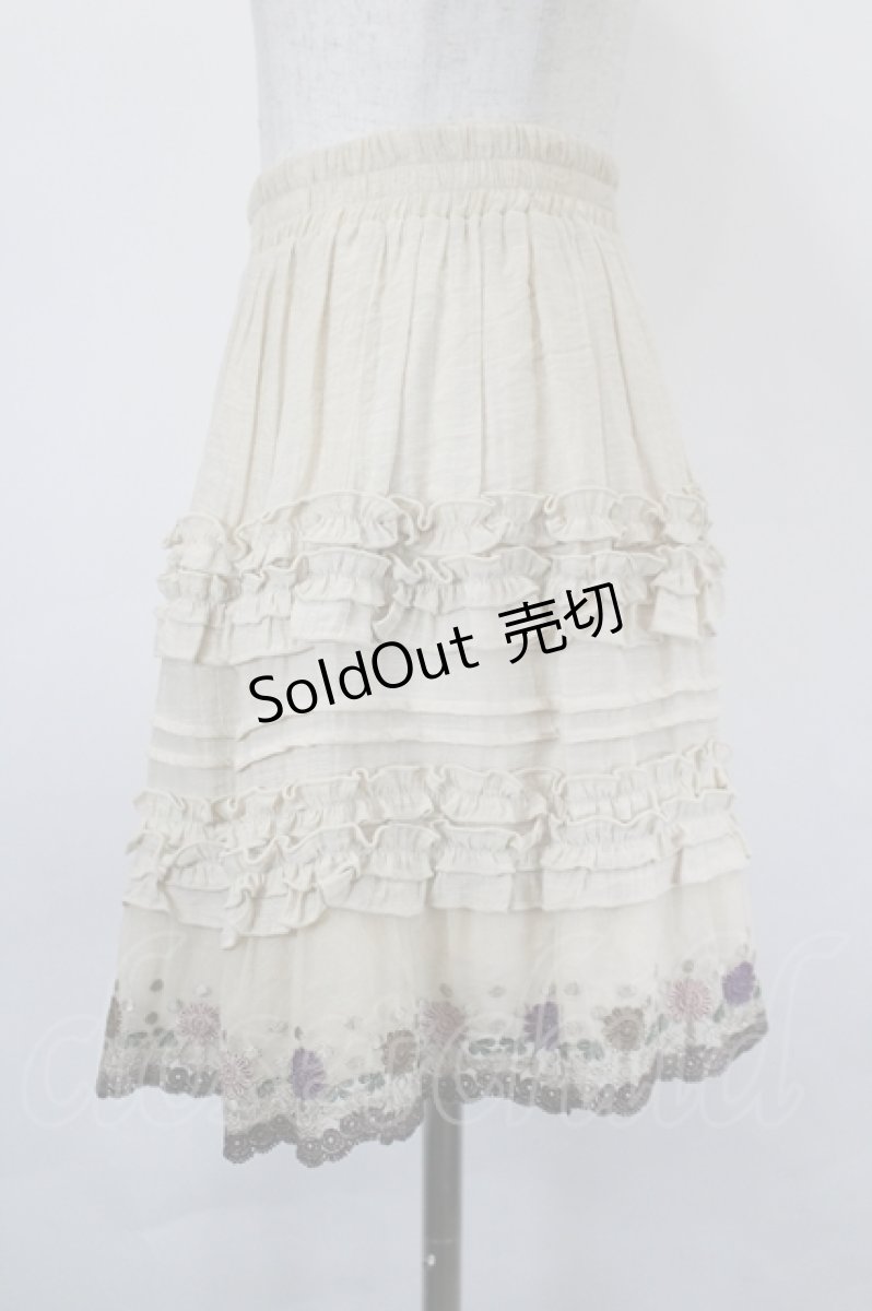 画像2: axes femme / フラワー刺繍フリルスカート  ベージュ I-26-05-16-123-AX-SK-SA-ZI (2)