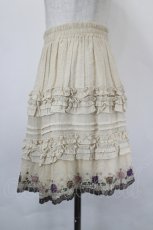 画像2: axes femme / フラワー刺繍フリルスカート  ベージュ I-26-05-16-123-AX-SK-SA-ZI (2)