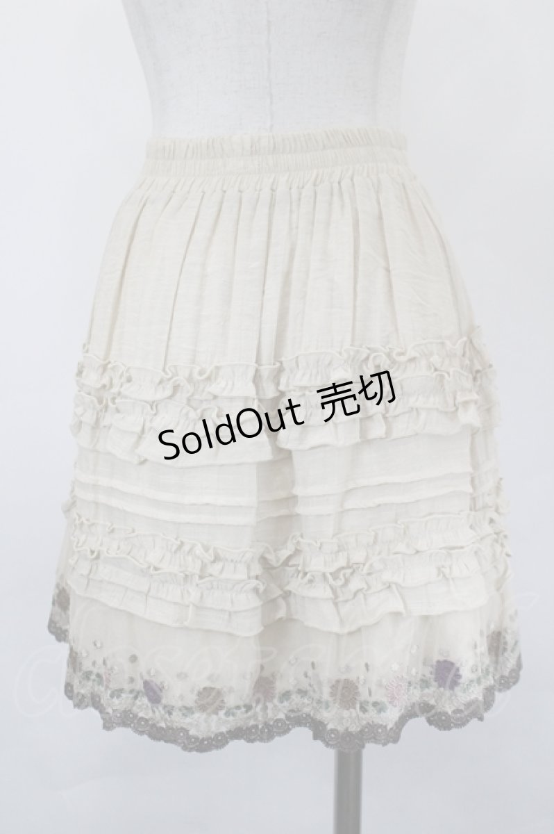 画像3: axes femme / フラワー刺繍フリルスカート  ベージュ I-26-05-16-123-AX-SK-SA-ZI (3)