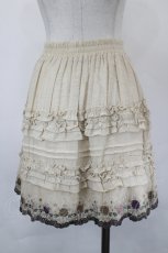 画像3: axes femme / フラワー刺繍フリルスカート  ベージュ I-26-05-16-123-AX-SK-SA-ZI (3)