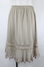 画像1: axes femme / 蝶刺繍レースペチスカート  ベージュ I-26-05-16-131-AX-SK-SA-ZI (1)