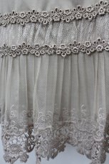 画像4: axes femme / 蝶刺繍レースペチスカート  ベージュ I-26-05-16-131-AX-SK-SA-ZI (4)