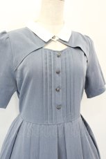画像4: axes femme / 襟付カットワークプリーツワンピース F ブルー I-26-05-18-063-AX-OP-TE-ZI (4)