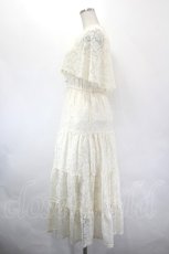 画像2: axes femme / ケープ風レースティアードワンピース F 生成り I-26-05-18-064-AX-OP-TE-ZI (2)