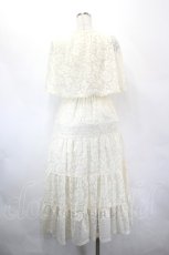 画像3: axes femme / ケープ風レースティアードワンピース F 生成り I-26-05-18-064-AX-OP-TE-ZI (3)