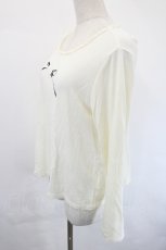 画像2: INGEBORG / カメリアリボンワンポイントカットソー  アイボリーＸ黒Ｘ白 I-26-05-20-052-LO-TO-SA-ZI (2)