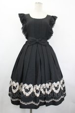 画像1: Leur Getter / フラワーハート刺繍エプロンワンピース  黒Ｘアイボリー I-26-05-20-071-LU-OP-SA-ZI (1)