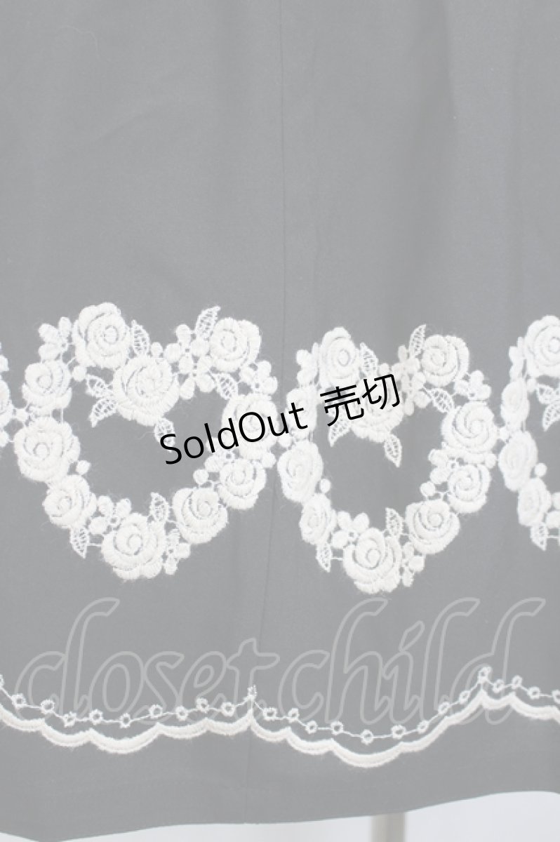 画像3: Leur Getter / フラワーハート刺繍エプロンワンピース  黒Ｘアイボリー I-26-05-20-071-LU-OP-SA-ZI (3)