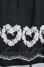 画像3: Leur Getter / フラワーハート刺繍エプロンワンピース  黒Ｘアイボリー I-26-05-20-071-LU-OP-SA-ZI (3)