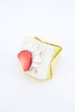 画像1: Q-pot. / 本店限定プチストロベリーケーキリング  白Ｘ赤 I-26-05-20-130-QP-AC-SA-ZI (1)