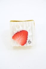 画像2: Q-pot. / 本店限定プチストロベリーケーキリング  白Ｘ赤 I-26-05-20-130-QP-AC-SA-ZI (2)