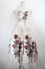 画像1: 熊逗醤（海外ロリィタ） / 薔薇&蝶プリントキャミワンピース S ピンクベージュ I-26-05-27-057-LO-OP-SA-ZI (1)
