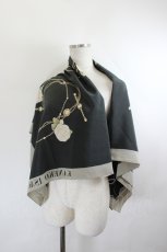 画像1: KANEKO ISAO / カメリアチェーンプリント大判ストール  黒Ｘ白 I-26-05-27-120-EL-ZA-SA-ZI (1)