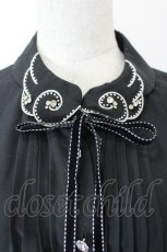 画像4: Secret Honey / 羽根刺繍襟長袖ブラウス  黒Ｘ白 I-26-06-02-004-CA-BL-SA-ZI (4)