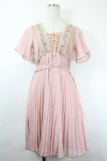 画像1: Ozz oneste / 薔薇刺繍編み上げプリーツワンピース  ピンク I-26-06-05-054-OO-OP-SA-ZI (1)