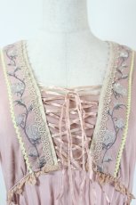 画像4: Ozz oneste / 薔薇刺繍編み上げプリーツワンピース  ピンク I-26-06-05-054-OO-OP-SA-ZI (4)