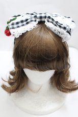 画像1: BABY,THE STARS SHINE BRIGHT / ゆらゆらいちごのStrawberry Gardenカチューシャ  黒 I-26-06-05-108-BA-AC-TE-ZI (1)