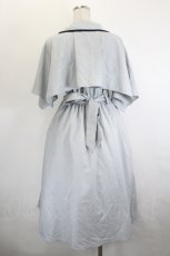 画像3: axes femme POETIQUE / イレヘムケープトレンチワンピース  グレーＸ黒 I-26-06-06-049-AX-OP-SA-ZI (3)