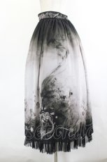 画像2: abilletage / ヴィランズ柄シフォンスカート（ロング）   I-26-06-06-074-GO-SK-TE-ZI (2)