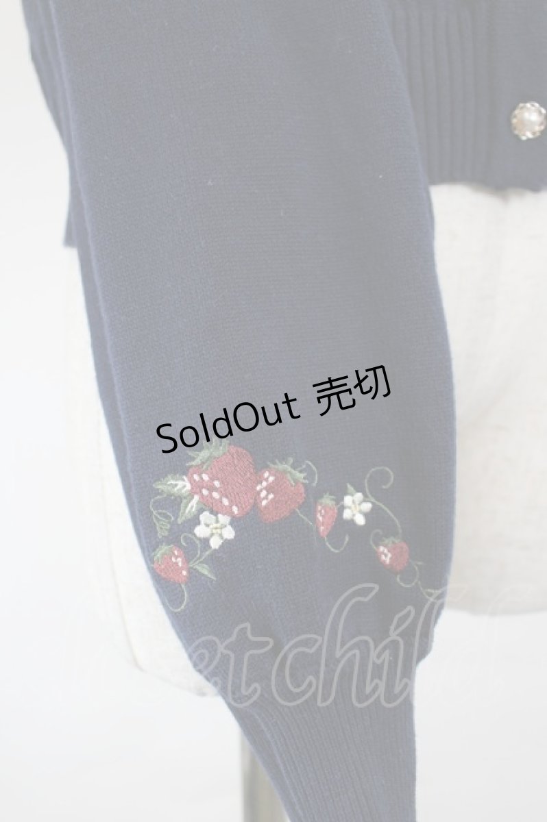 画像4: axes femme / 苺刺繍ニットカーディガン  ネイビー I-26-06-11-046-AX-TO-SA-ZI (4)