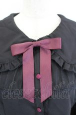 画像4: axes femme POETIQUE / リボン付フリルビッグ襟ブラウス  黒Ｘボルドー I-26-06-11-015-AX-BL-SA-ZI (4)