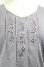 画像3: KETTY / フロントフラワー刺繍トップス  グレー I-26-06-12-049-LO-TO-SA-ZI (3)