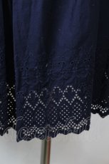 画像3: LOLITAその他 / 裾カットワーク刺繍スカート  ネイビー I-26-06-16-100-LO-SK-TE-ZI (3)