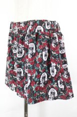 画像2: GLAD NEWS / スカルハイビスカス総柄ショートパンツ  黒Ｘ赤白 I-26-06-18-085-PU-PA-SA-ZI (2)