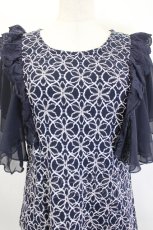 画像4: axes femme / 袖フリルカットワークレーストップス  ネイビー I-26-06-21-043-AX-TO-TE-ZI (4)