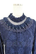 画像4: axes femme / 立体バラ付きブラウス風プルオーバー  ネイビー I-26-06-21-047-AX-TO-TE-ZI (4)
