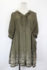画像1: axes femme / 裾刺繍フーディーワンピース  カーキ I-26-06-25-071-AX-OP-SA-ZI (1)