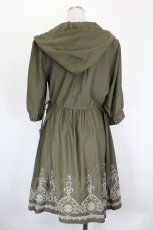 画像2: axes femme / 裾刺繍フーディーワンピース  カーキ I-26-06-25-071-AX-OP-SA-ZI (2)