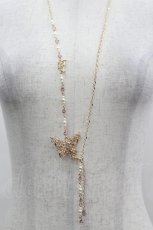 画像1: axes femme / 薔薇装飾蝶々ネックレス  ゴールド I-26-06-25-109-AX-AC-TE-ZI (1)