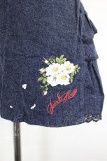 画像4: PINK HOUSE / フラワー刺繍フリルデニムエプロン  青デニム I-26-06-27-092-LO-ZA-SA-ZI (4)