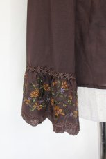 画像5: axes femme / ミュルーズ染織美術館コラボ/刺繍入りフレア袖ブラウス  ブラウン I-26-06-27-011-AX-BL-TE-ZI (5)