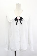 画像1: DearMyLoveRose / ローズリボンブローチ付きブラウス 3L 白Ｘ黒Ｘピンク I-26-06-29-006-LO-BL-SA-ZI (1)