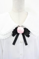 画像4: DearMyLoveRose / ローズリボンブローチ付きブラウス 3L 白Ｘ黒Ｘピンク I-26-06-29-006-LO-BL-SA-ZI (4)