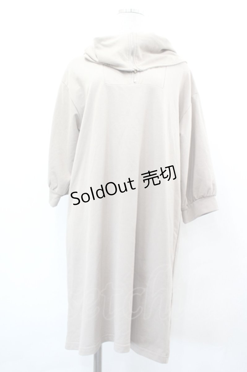 画像1: axes femme POETIQUE / ハーフジップカットワンピース  ベージュ I-26-07-01-061-AX-TO-SA-ZI (1)
