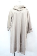 画像1: axes femme POETIQUE / ハーフジップカットワンピース  ベージュ I-26-07-01-061-AX-TO-SA-ZI (1)